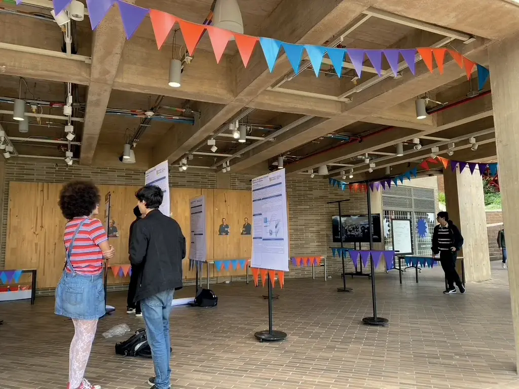 Exhibición con paneles informativos en un espacio institucional