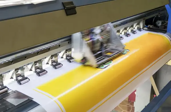 Impresora de gran formato produciendo una pieza en amarillo